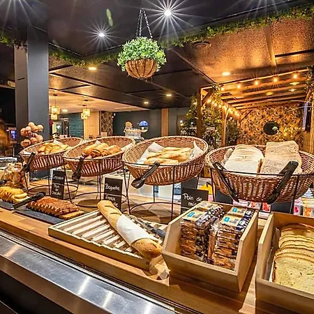 Kyriad Direct Отель